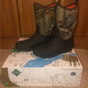 Kids (Boy/Girl size 4) Muck Boots